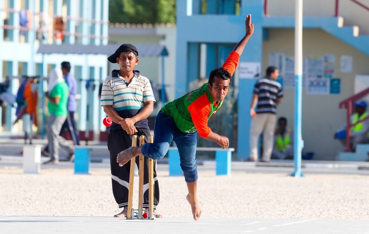 عمال يمارسون رياضة الكركيت بأماكن السكن – كأس العالم FIFA قطر ٢٠٢٢™