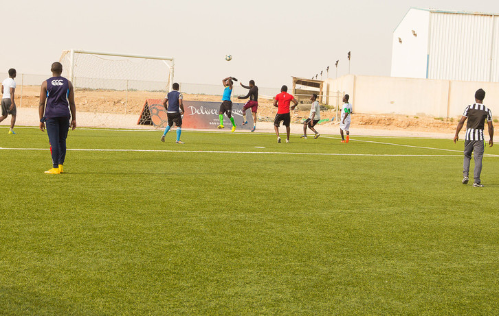 عمال يلعبون كرة القدم بأماكن السكن – كأس العالم FIFA قطر ٢٠٢٢™