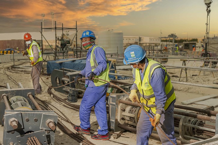 عمال بأحد مواقع البناء التابعة لكأس العالم FIFA قطر ٢٠٢٢™